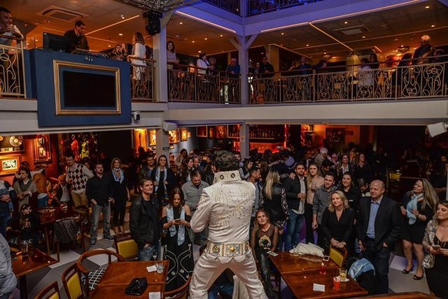 Jantar no Hard Rock Café com Elvis Presley Cover Show